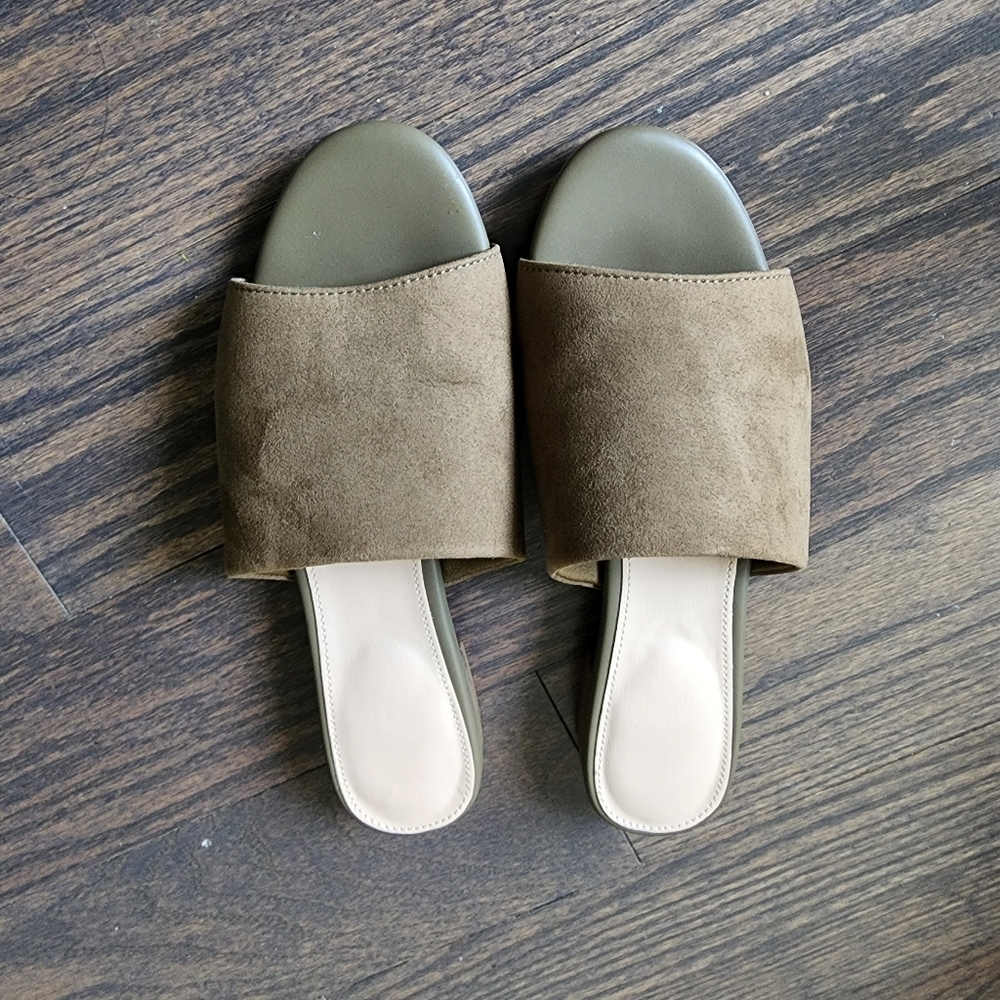Flats Sandals - Picture 1 of 3